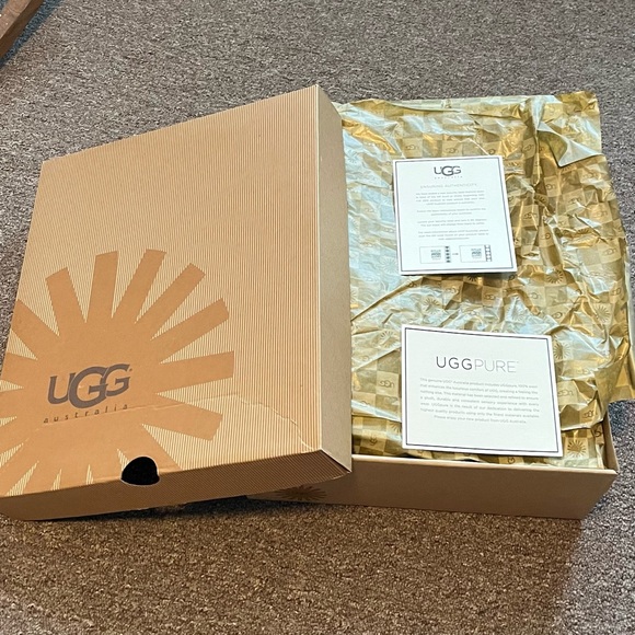 NIB UGG Classic Short Boots - Picture 11 of 14